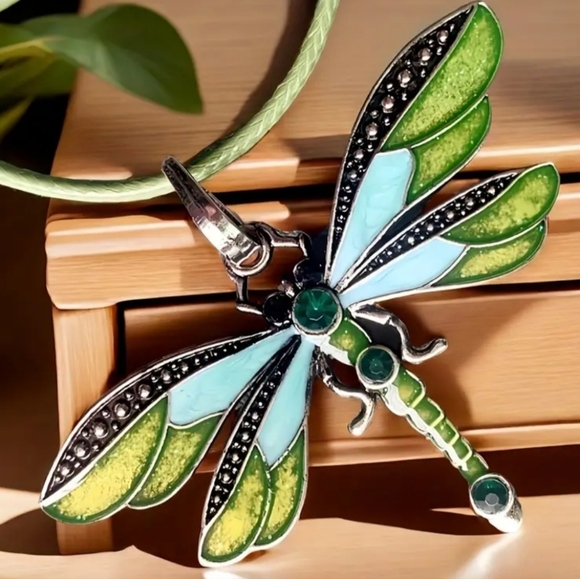 2/30$ Or 3/$35 Y2K Elegant Green and Blue Dragonfly Pendant-(#0102) - Picture 1 of 5